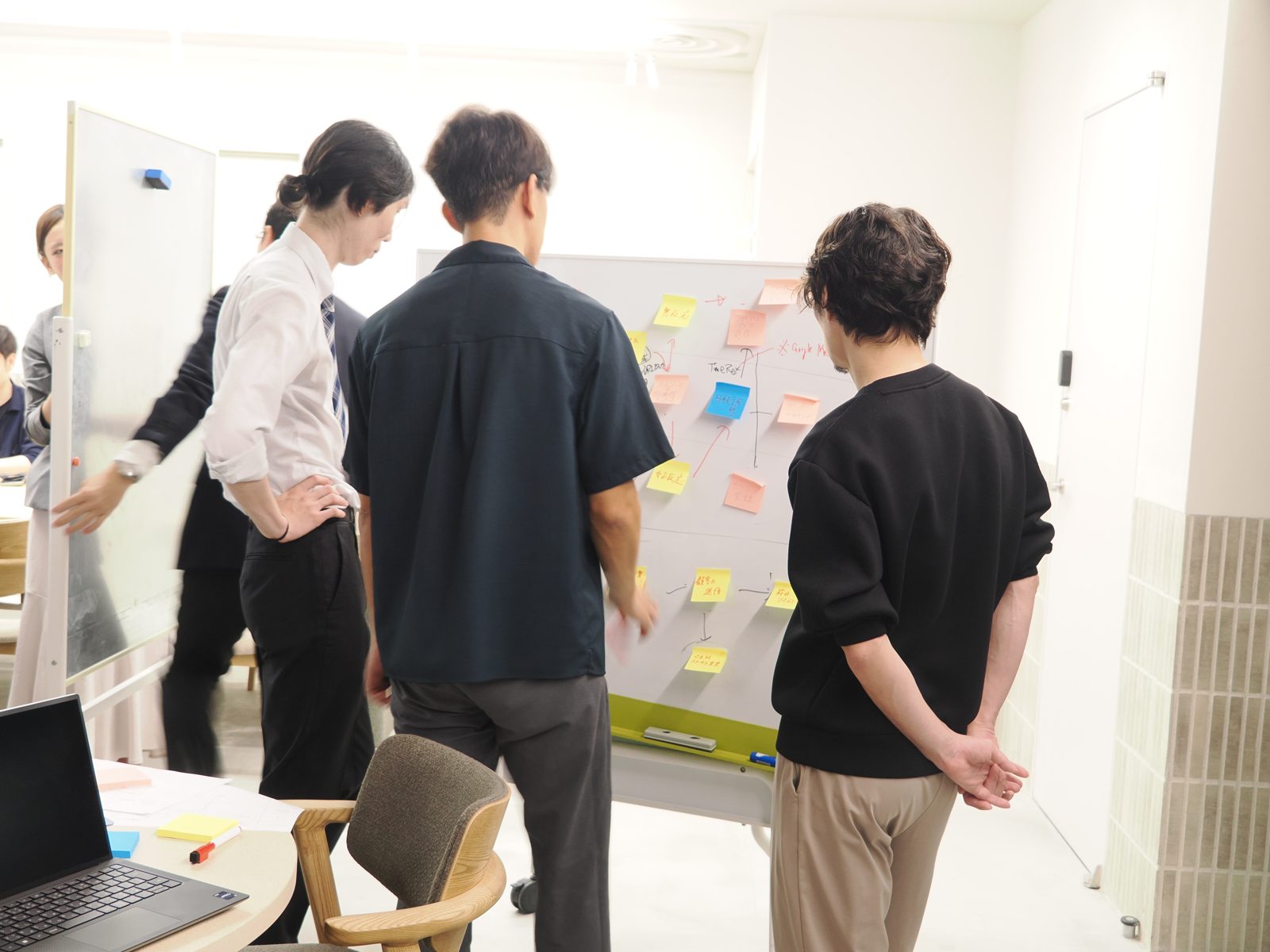 業務フローを可視化する様子